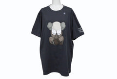 新品未使用 UNIQLO KAWS ユニクロ カウズ グラフィックＴシャツ 446311 コットン ダークグレイ サイズXL 中古 4b005649