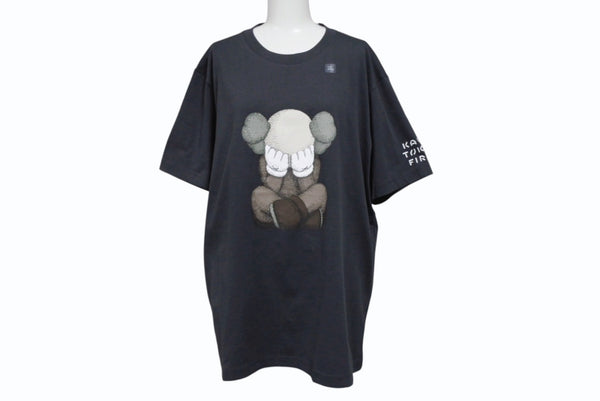 新品未使用 UNIQLO KAWS ユニクロ カウズ グラフィックＴシャツ 446311 コットン ダークグレイ サイズXL 中古 4b005649