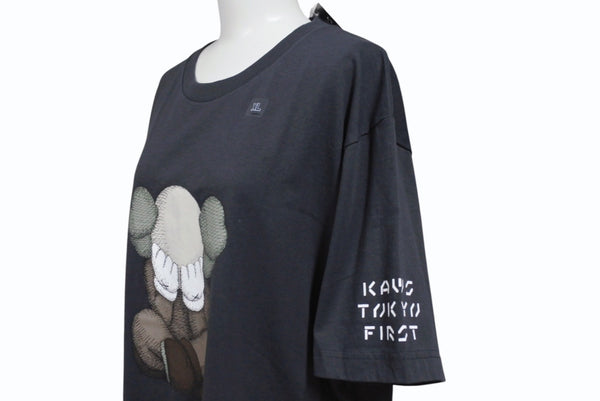 新品未使用 UNIQLO KAWS ユニクロ カウズ グラフィックＴシャツ 446311 コットン ダークグレイ サイズXL 中古 4b005649