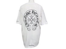 画像をギャラリービューアに読み込む, CHROME HEARTS クロムハーツ 半袖Tシャツ サイズL ホースシュー スクロールラベルロゴ プリント ホワイト 新型 美品 中古 4b005664