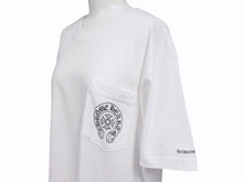 画像をギャラリービューアに読み込む, CHROME HEARTS クロムハーツ 半袖Tシャツ サイズL ホースシュー スクロールラベルロゴ プリント ホワイト 新型 美品 中古 4b005664