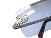 Load image into Gallery viewer, 極美品 CHANEL シャネル リムレス サングラス ココマーク 4104B イタリア製 メタル ブルー サイズ62□15 120 中古 4b005680
