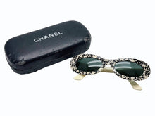 Load image into Gallery viewer, CHANEL シャネル オーバルサングラス アイウェア 18316 C0200 アイボリー ブラック ココマーク 総柄 美品 中古 4b005720