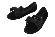 Load image into Gallery viewer, 極美品 MIUMIU ミュウミュウ 24FW フラットパンプス 5S088E サイズ37 ベルベット レザー ラバー ブラック ロゴプレート 中古 4b005735