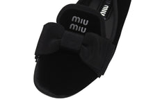 Load image into Gallery viewer, 極美品 MIUMIU ミュウミュウ 24FW フラットパンプス 5S088E サイズ37 ベルベット レザー ラバー ブラック ロゴプレート 中古 4b005735