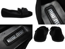 Load image into Gallery viewer, 極美品 MIUMIU ミュウミュウ 24FW フラットパンプス 5S088E サイズ37 ベルベット レザー ラバー ブラック ロゴプレート 中古 4b005735