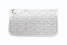 Load image into Gallery viewer, GOYARD ゴヤール ポーチ ポシェット 小物入れ PVC レザー ホワイト グレー マーカージュアート サンルイ シルバー金具 美品 中古 4b005765