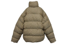 画像をギャラリービューアに読み込む, 極美品 BALENCIAGA × GUCCI バレンシアガ グッチ 22AW ハッカー プロジェクト BB柄 パファー ダウンジャケット YZERR私物 ベージュ サイズ46 681885 中古 4b005880