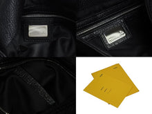 Load image into Gallery viewer, 極美品 FENDI フェンディ ワンショルダーバッグ ズッカロゴ マンマバケット ラムスキン ブラック シルバー金具 中古 4b005917