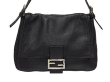 Load image into Gallery viewer, 極美品 FENDI フェンディ ワンショルダーバッグ ズッカロゴ マンマバケット ラムスキン ブラック シルバー金具 中古 4b005917