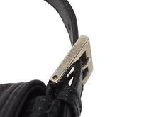 Load image into Gallery viewer, 極美品 FENDI フェンディ ワンショルダーバッグ ズッカロゴ マンマバケット ラムスキン ブラック シルバー金具 中古 4b005917