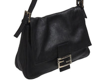 Load image into Gallery viewer, 極美品 FENDI フェンディ ワンショルダーバッグ ズッカロゴ マンマバケット ラムスキン ブラック シルバー金具 中古 4b005917