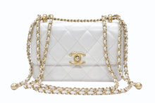 Load image into Gallery viewer, CHANEL シャネル ミニマトラッセ ショルダーバッグ AS2615 ココマーク ラムスキン ホワイト ゴールド金具 美品 中古 4b006023