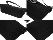 画像をギャラリービューアに読み込む, FENDI フェンディ マンマバケット ワンショルダーバッグ FF ズッキーノ柄 キャンバス レザー ブラック シルバー金具 美品 中古 4b006028