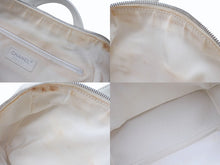 画像をギャラリービューアに読み込む, CHANEL シャネル シェブロン Vステッチ ハンドバッグ 10番台 A30899 ココマーク ホワイト シルバー金具 美品 中古 4b006082