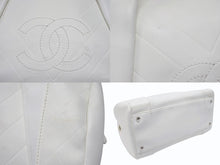 画像をギャラリービューアに読み込む, CHANEL シャネル シェブロン Vステッチ ハンドバッグ 10番台 A30899 ココマーク ホワイト シルバー金具 美品 中古 4b006082