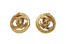 Load image into Gallery viewer, 極美品 CHANEL シャネル ココマーク ラウンドイヤリング 重量約15.2g 04P刻印 ゴールド メタル GP 両耳用 中古 4b006098