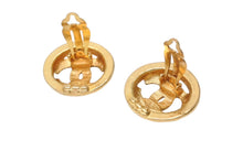 Load image into Gallery viewer, 極美品 CHANEL シャネル ココマーク ラウンドイヤリング 重量約15.2g 04P刻印 ゴールド メタル GP 両耳用 中古 4b006098