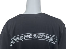 画像をギャラリービューアに読み込む, CHROME HEARTS クロムハーツ 半袖Tシャツ サイズS スクロールラベルロゴ プリント ブラック ホワイト 美品 中古 4b006110