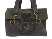 Load image into Gallery viewer, MIUMIU ミュウミュウ スウェード ワンショルダーバッグ クラッチバッグ 2WAY カーキ エンボスロゴ アンティークゴールド金具 良品 中古 4b006115