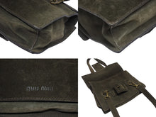 Load image into Gallery viewer, MIUMIU ミュウミュウ スウェード ワンショルダーバッグ クラッチバッグ 2WAY カーキ エンボスロゴ アンティークゴールド金具 良品 中古 4b006115