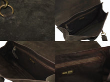 Load image into Gallery viewer, MIUMIU ミュウミュウ スウェード ワンショルダーバッグ クラッチバッグ 2WAY カーキ エンボスロゴ アンティークゴールド金具 良品 中古 4b006115