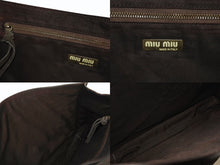 Load image into Gallery viewer, MIUMIU ミュウミュウ スウェード ワンショルダーバッグ クラッチバッグ 2WAY カーキ エンボスロゴ アンティークゴールド金具 良品 中古 4b006115