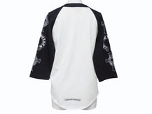 画像をギャラリービューアに読み込む, 極美品 CHROME HEARTS クロムハーツ ネックロゴ 袖マルチプリント 七分丈 ラグラン 長袖Tシャツ ブラック ホワイト サイズS 中古 4b006231