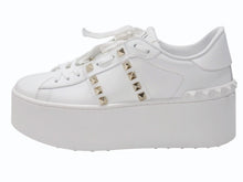 Load image into Gallery viewer, 極美品 Valentino Garavani ヴァレンティノ ガラヴァーニ スタッズ スニーカー ホワイト レザー 靴 ロゴ サイズ35 1/2 SZGG8W2 中古 4b006277