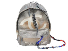Load image into Gallery viewer, 新品同様 激レア シャネル CHANEL A92352 2014年コレクション グラフィティ ペイント リュック グレー アクト2 中古 4b006304