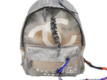 Load image into Gallery viewer, 新品同様 激レア シャネル CHANEL A92352 2014年コレクション グラフィティ ペイント リュック グレー アクト2 中古 4b006304