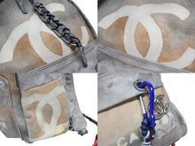 Load image into Gallery viewer, 新品同様 激レア シャネル CHANEL A92352 2014年コレクション グラフィティ ペイント リュック グレー アクト2 中古 4b006304