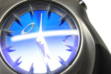 Load image into Gallery viewer, 極美品 OAKLEY オークリー 腕時計 crush 2.5 クラッシュ クォーツ 希少 ステンレススチール シルバー ブルー 中古 4b006319