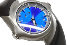 Load image into Gallery viewer, 極美品 OAKLEY オークリー 腕時計 crush 2.5 クラッシュ クォーツ 希少 ステンレススチール シルバー ブルー 中古 4b006319