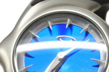 Load image into Gallery viewer, 極美品 OAKLEY オークリー 腕時計 crush 2.5 クラッシュ クォーツ 希少 ステンレススチール シルバー ブルー 中古 4b006319