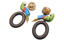 Load image into Gallery viewer, 新品同様 DOLCE&amp;GABBANA ドルチェアンドガッバーナ イヤリング WEM4C5W1111 重量約63.7g インコ ブラス ウッド ラインストーン 中古 4b006328