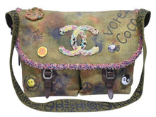 Load image into Gallery viewer, 極美品 CHANEL シャネル エンブロイダリー メッセンジャーバッグ 21番台 A92790 グラフィティ カーキ ココマーク 中古 4b006339
