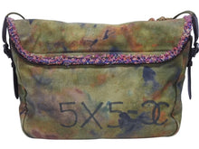 Load image into Gallery viewer, 極美品 CHANEL シャネル エンブロイダリー メッセンジャーバッグ 21番台 A92790 グラフィティ カーキ ココマーク 中古 4b006339