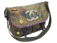 Load image into Gallery viewer, 極美品 CHANEL シャネル エンブロイダリー メッセンジャーバッグ 21番台 A92790 グラフィティ カーキ ココマーク 中古 4b006339