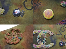 Load image into Gallery viewer, 極美品 CHANEL シャネル エンブロイダリー メッセンジャーバッグ 21番台 A92790 グラフィティ カーキ ココマーク 中古 4b006339