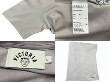 画像をギャラリービューアに読み込む, 新品未使用 Victoria HongKong ヴィクトリアホンコン 半袖Ｔシャツ グレー プリント サイズL TPVICTORIAT2 中古 4b006362