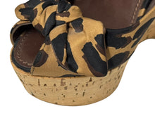 Load image into Gallery viewer, LOUIS VUITTON ルイヴィトン レオパード柄 サンダル ウェッジソール ブラウン ブラック ゴールド金具 サイズ34 1/2 美品 中古 4b006409