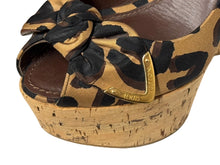 Load image into Gallery viewer, LOUIS VUITTON ルイヴィトン レオパード柄 サンダル ウェッジソール ブラウン ブラック ゴールド金具 サイズ34 1/2 美品 中古 4b006409