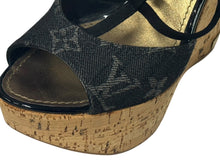 画像をギャラリービューアに読み込む, LOUIS VUITTON モノグラムデニム サンダル ウェッジソール DE0131 ブラック ゴールド サイズ35 美品 中古 4b006410