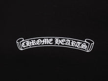 画像をギャラリービューアに読み込む, 極美品 CHROME HEARTS クロムハーツ ラスベガス限定 ロゴプリント半袖Ｔシャツ スクロールラベル ブラック コットン サイズXXL 中古 4b006419