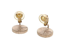 画像をギャラリービューアに読み込む, CHANEL シャネル ココマーク ボタン イヤリング ゴールド ブラック メタル 重量約3.2g A17C刻印 両耳用 美品 中古 4b006428