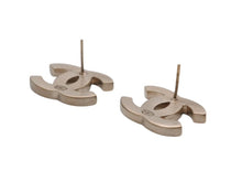 画像をギャラリービューアに読み込む, CHANEL シャネル ココマーク ピアス レザー調 両耳用 アクセサリー B12P刻印 4.6g ブラウン ゴールド 美品 中古 4b006436