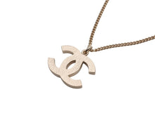 画像をギャラリービューアに読み込む, CHANEL シャネル ココマーク グリッター ネックレス 重量約7.9g 10A刻印 全長約47cm ゴールド メタル 美品 中古 4b0064327