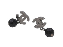 画像をギャラリービューアに読み込む, 極美品 CHANEL シャネル ピアス ココマーク ぶら下がり 両耳 A12V刻印 メタル ブラックストーン ガンメタル金具 4.5g 中古 4b006451