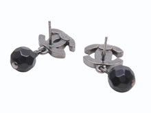 画像をギャラリービューアに読み込む, 極美品 CHANEL シャネル ピアス ココマーク ぶら下がり 両耳 A12V刻印 メタル ブラックストーン ガンメタル金具 4.5g 中古 4b006451